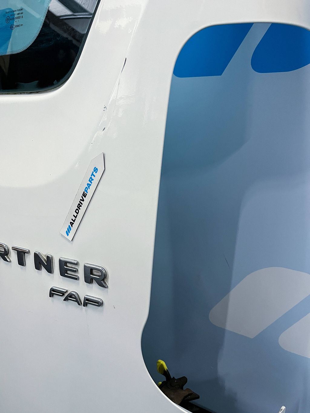 Achterdeur rechts Peugeot Partner wit met ruit 8703E4