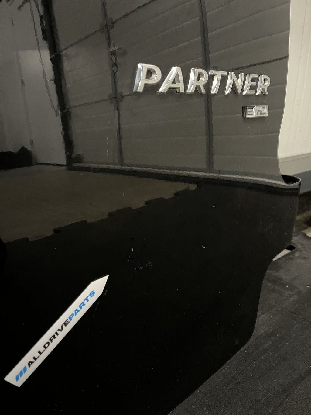 Peugeot Partner achterdeur rechts zwart met ruit 8703E4